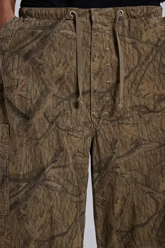 Pantalones cortos de paracaídas con estampado de camuflaje forestal