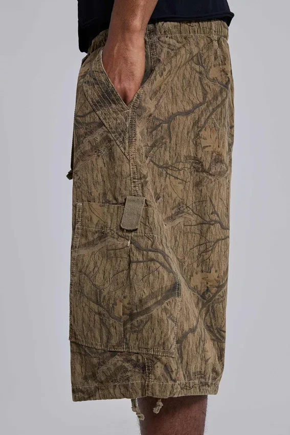 Pantalones cortos de paracaídas con estampado de camuflaje forestal