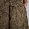 Pantalones cortos de paracaídas con estampado de camuflaje forestal