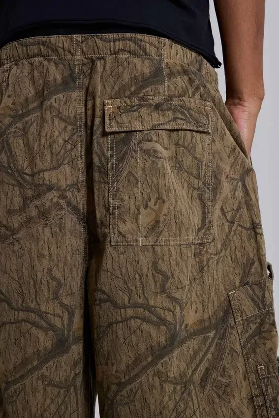 Pantalones cortos de paracaídas con estampado de camuflaje forestal