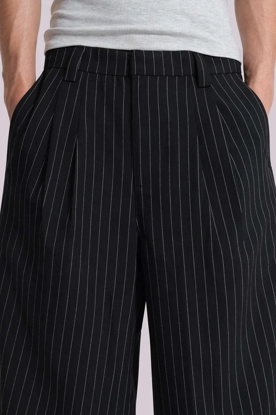 Pantalones cortos holgados Goliath negros a rayas finas