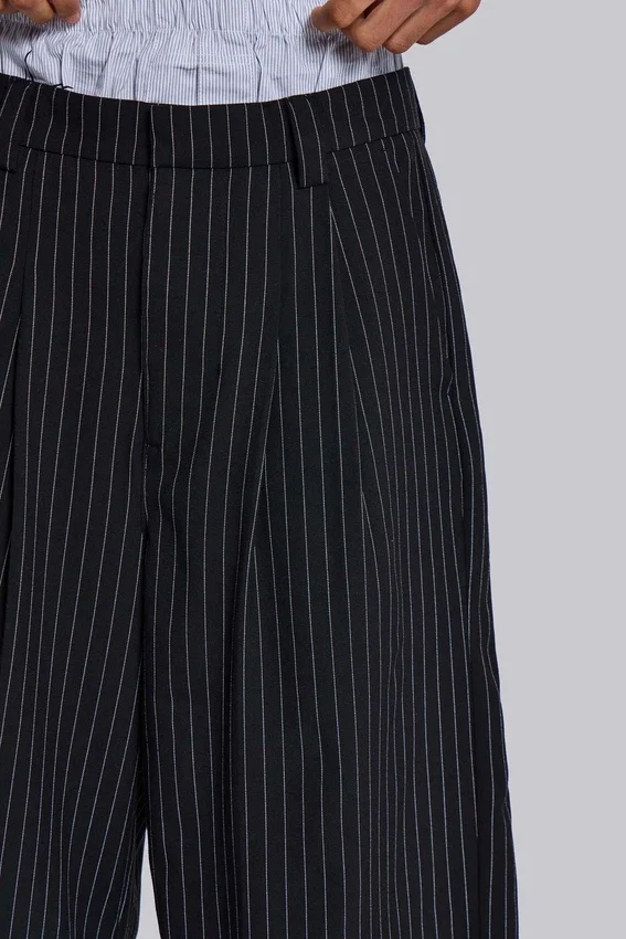 Pantalones cortos holgados Goliath negros a rayas finas