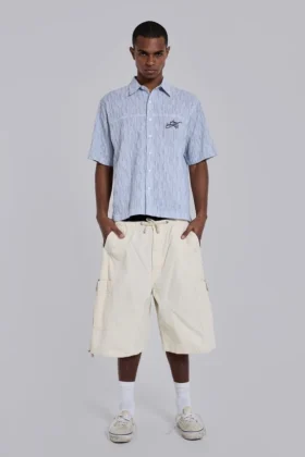 Pantalones cortos holgados tipo Parachute Cargo en color crudo