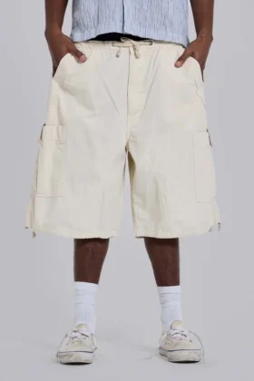 Pantalones cortos holgados tipo Parachute Cargo en color crudo