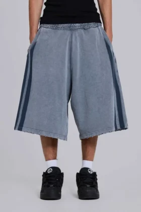 Pantalones cortos jogger «Monster» con rayas deportivas en gris lavado
