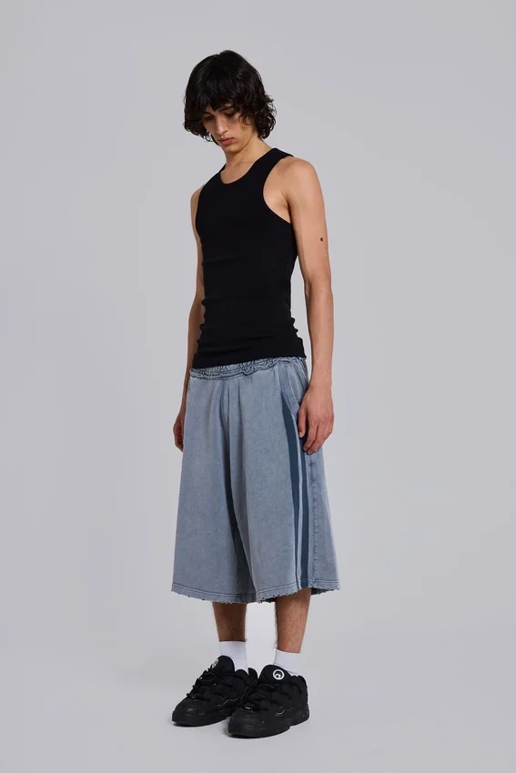 Pantalones cortos jogger «Monster» con rayas deportivas en gris lavado