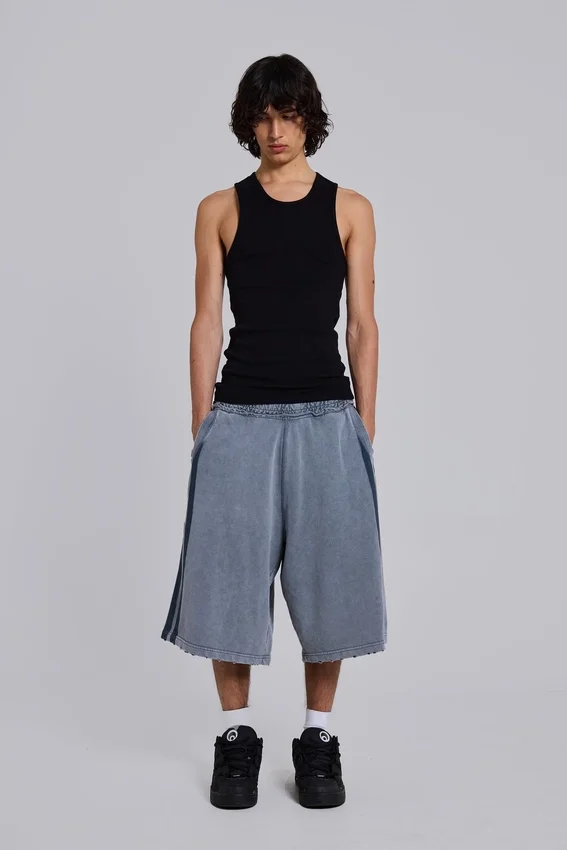 Pantalones cortos jogger «Monster» con rayas deportivas en gris lavado
