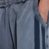 Pantalones cortos jogger «Monster» con rayas deportivas en gris lavado