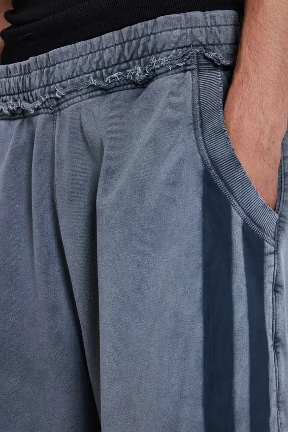Pantalones cortos jogger «Monster» con rayas deportivas en gris lavado