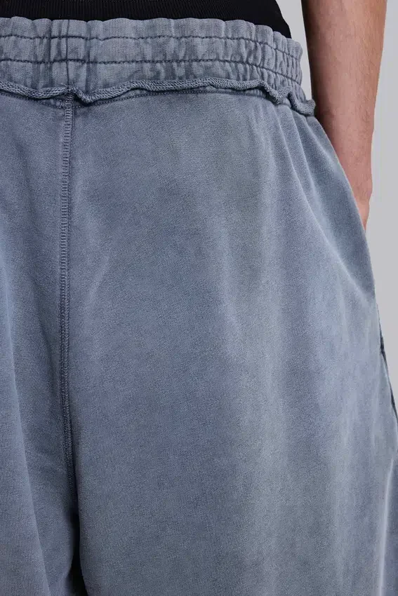 Pantalones cortos jogger «Monster» con rayas deportivas en gris lavado