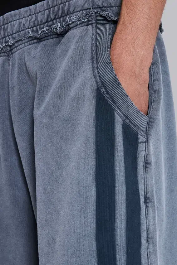 Pantalones cortos jogger «Monster» con rayas deportivas en gris lavado