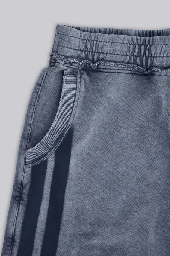 Pantalones cortos jogger «Monster» con rayas deportivas en gris lavado