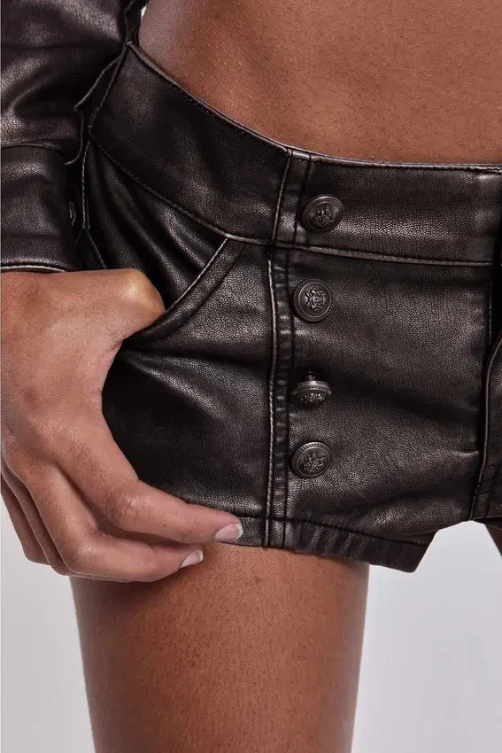 Pantalones cortos mini de cuero sintético estilo militar de Alektra