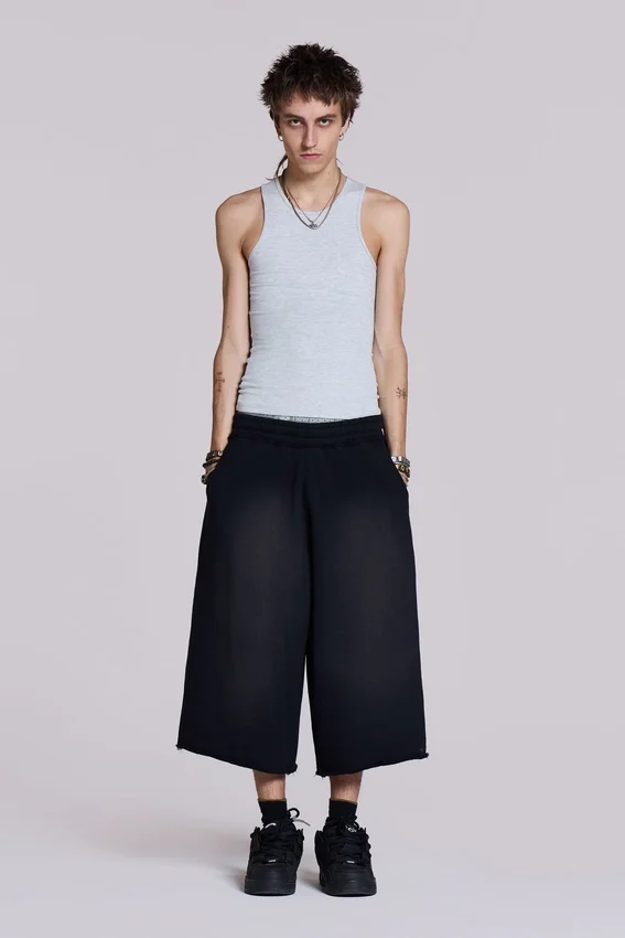 Pantalones cortos Monster de 3/4 en negro desgastado