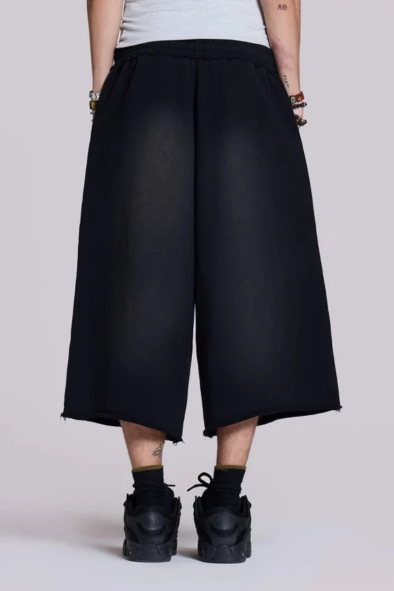 Pantalones cortos Monster de 3/4 en negro desgastado