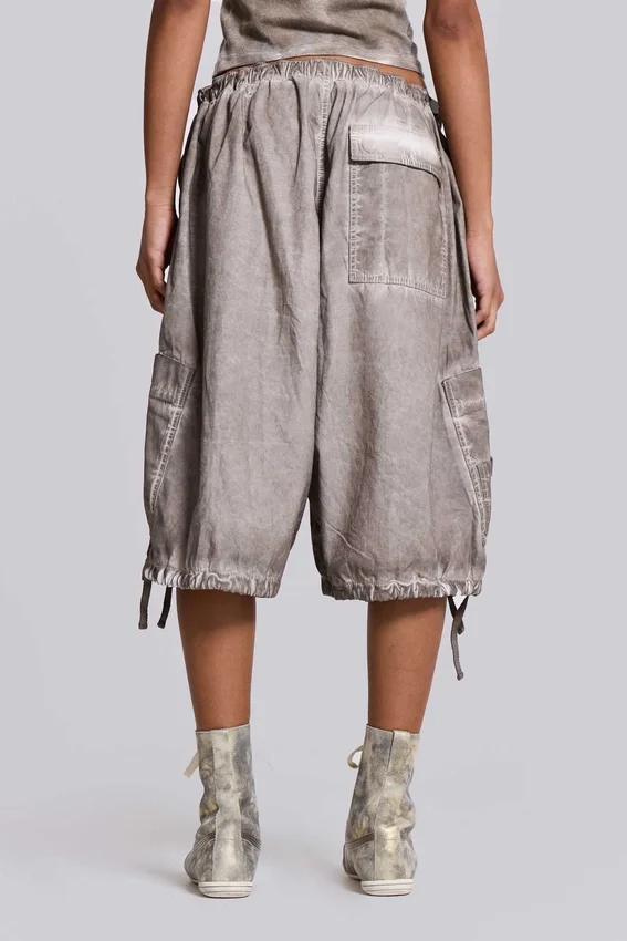 Pantalones cortos tipo Parachute con lavado a la piedra