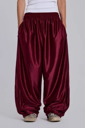 Pantalones de chándal «Vapor» metalizados en color burdeos