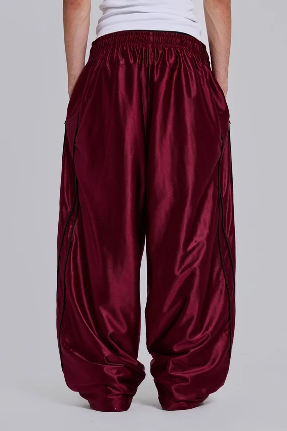 Pantalones de chándal «Vapor» metalizados en color burdeos