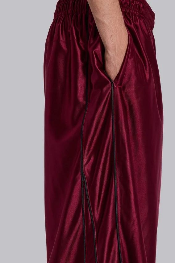 Pantalones de chándal «Vapor» metalizados en color burdeos