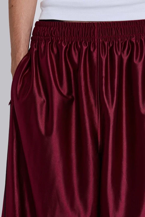 Pantalones de chándal «Vapor» metalizados en color burdeos