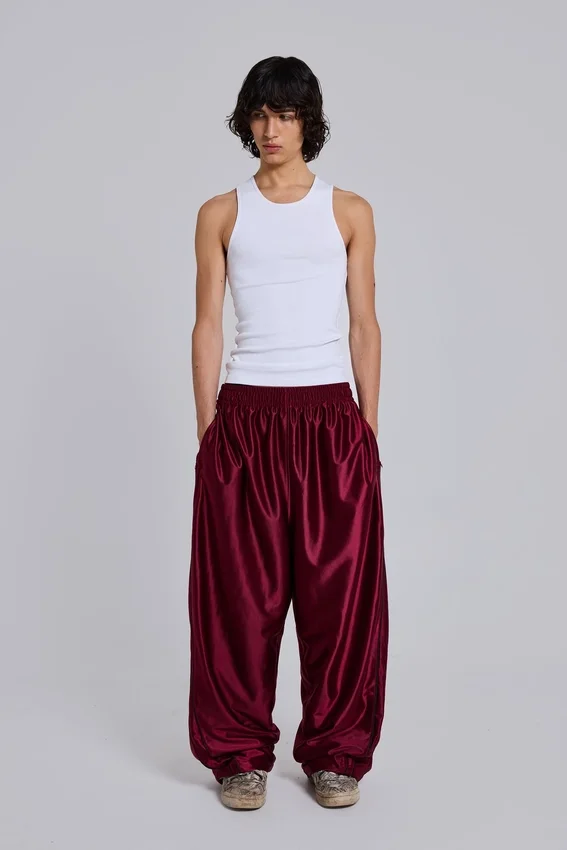Pantalones de chándal «Vapor» metalizados en color burdeos