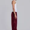 Pantalones de chándal «Vapor» metalizados en color burdeos