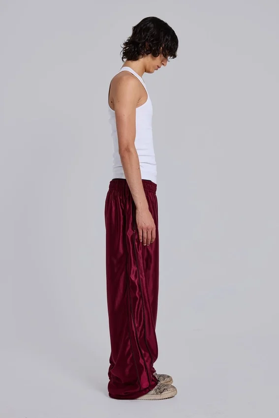 Pantalones de chándal «Vapor» metalizados en color burdeos