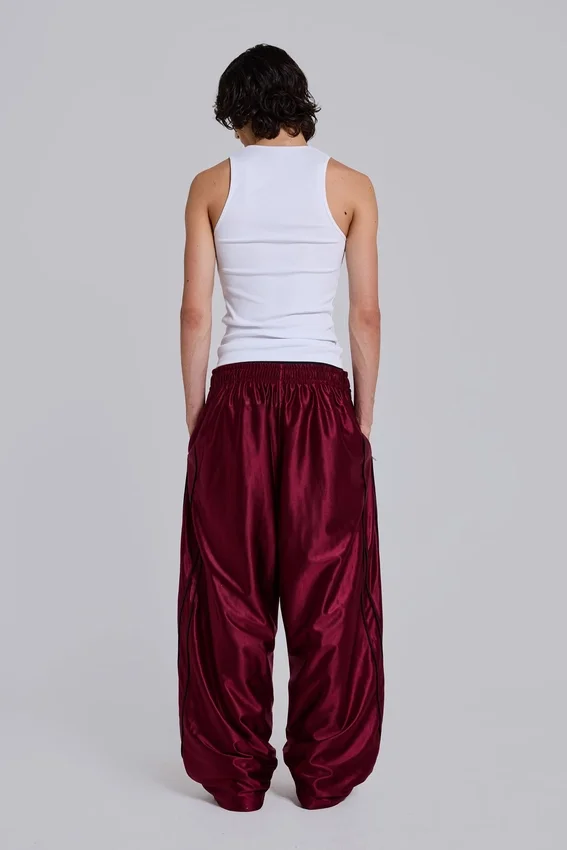 Pantalones de chándal «Vapor» metalizados en color burdeos