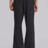 Pantalones de traje bootcut con corte escalonado a rayas negras