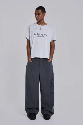 Pantalones de traje Goliath con rayas finas y tatuajes