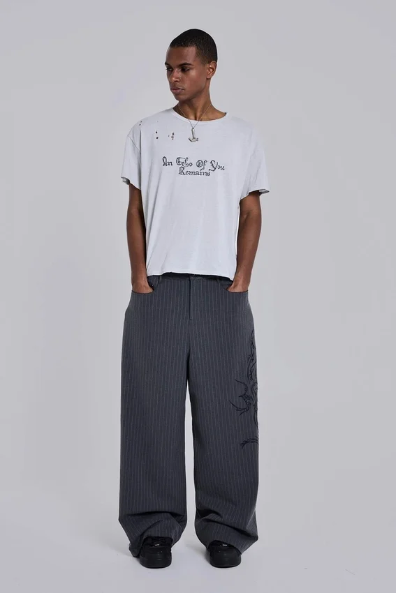 Pantalones de traje Goliath con rayas finas y tatuajes