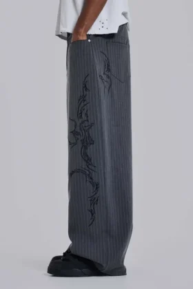 Pantalones de traje Goliath con rayas finas y tatuajes