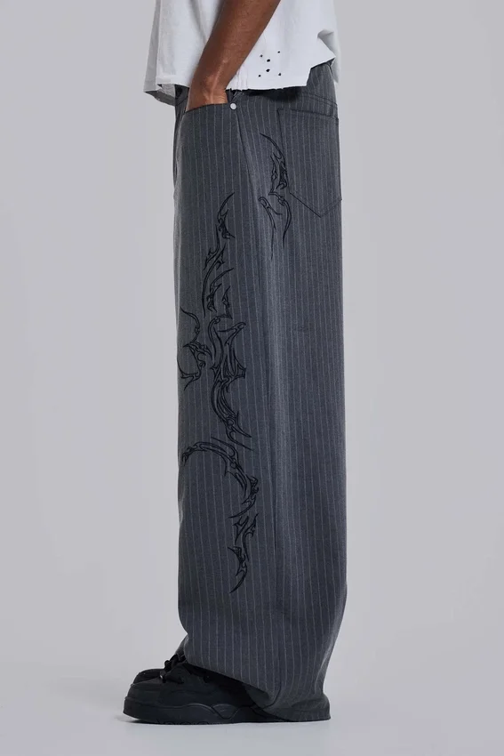 Pantalones de traje Goliath con rayas finas y tatuajes