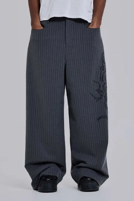 Pantalones de traje Goliath con rayas finas y tatuajes