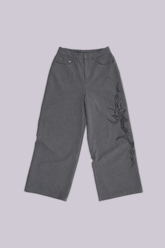 Pantalones de traje Goliath con rayas finas y tatuajes
