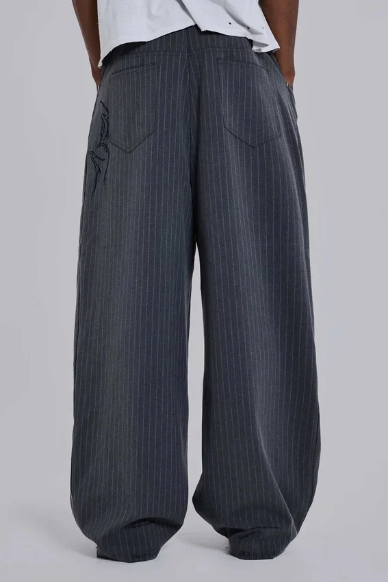 Pantalones de traje Goliath con rayas finas y tatuajes