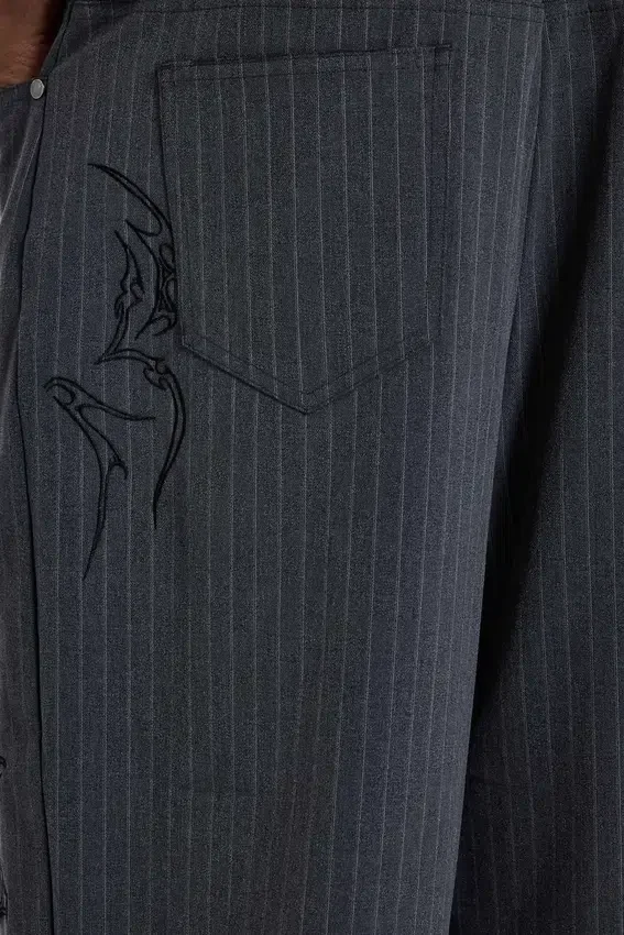 Pantalones de traje Goliath con rayas finas y tatuajes