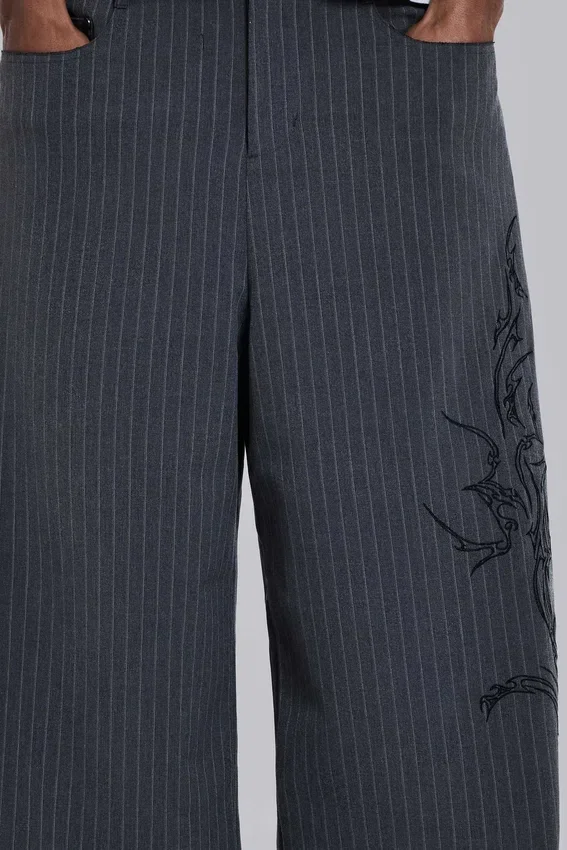 Pantalones de traje Goliath con rayas finas y tatuajes
