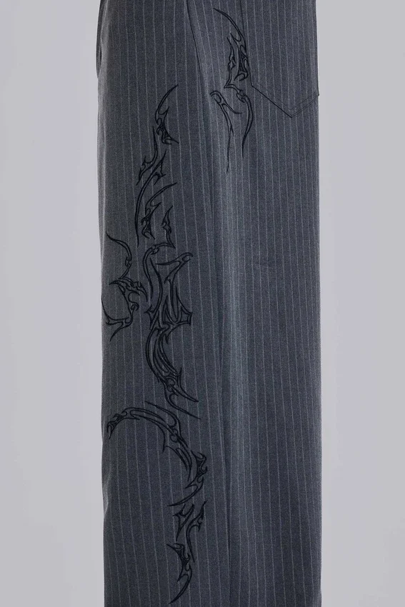 Pantalones de traje Goliath con rayas finas y tatuajes