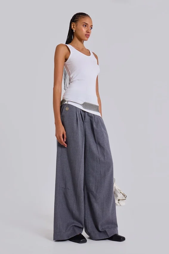 Pantalones de traje Goliath en gris claro a rayas finas
