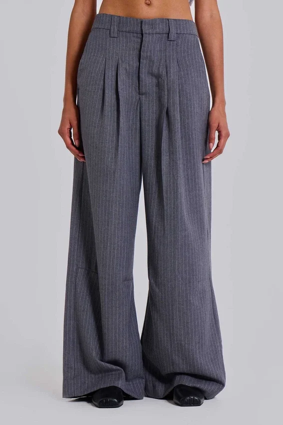 Pantalones de traje Goliath en gris claro a rayas finas