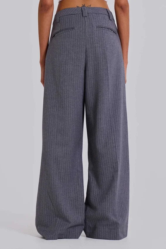 Pantalones de traje Goliath en gris claro a rayas finas