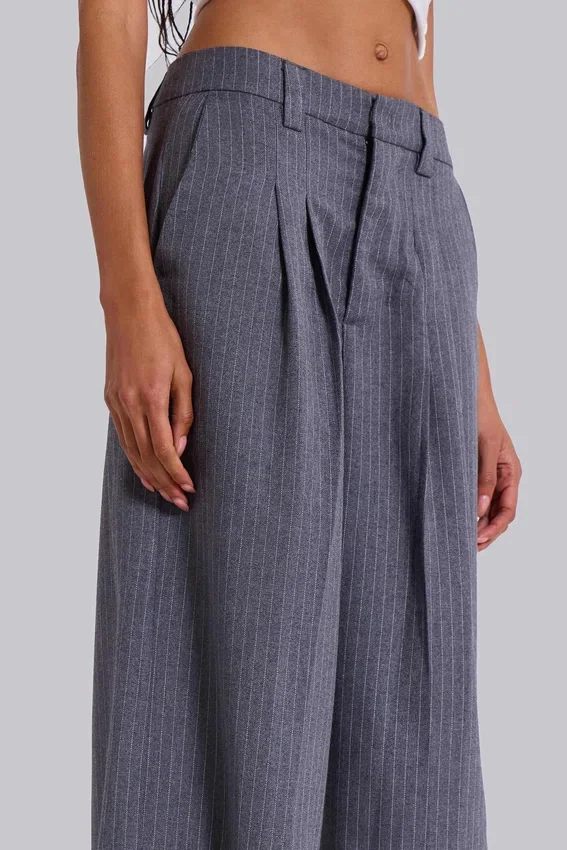 Pantalones de traje Goliath en gris claro a rayas finas