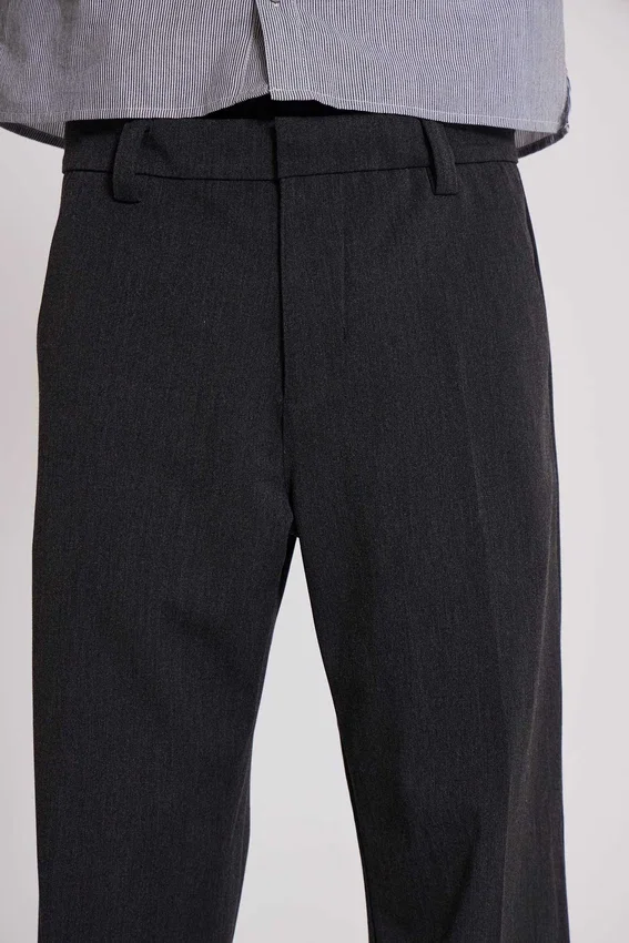 Pantalones de traje grises acampanados con doble pliegue