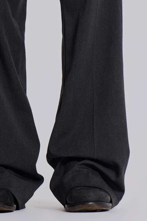 Pantalones de traje grises acampanados con doble pliegue