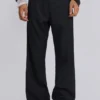 Pantalones de traje negros de corte acampanado