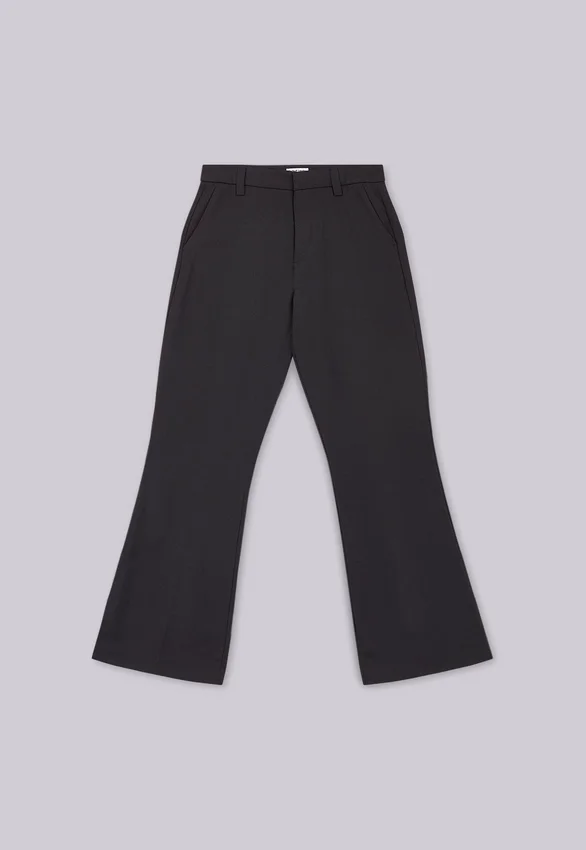 Pantalones de traje negros de corte acampanado