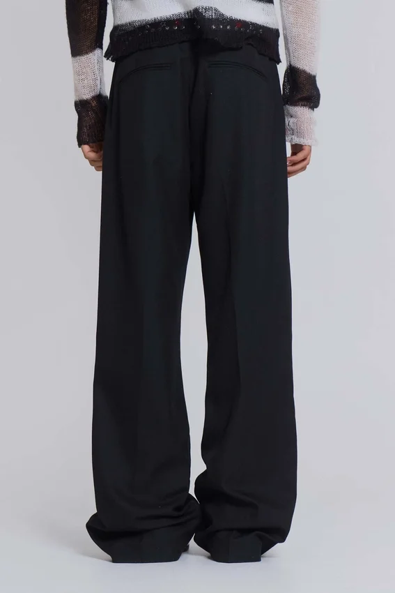 Pantalones de traje negros de corte acampanado