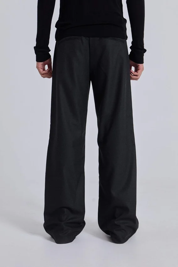Pantalones de traje rectos con pliegues en gris carbón