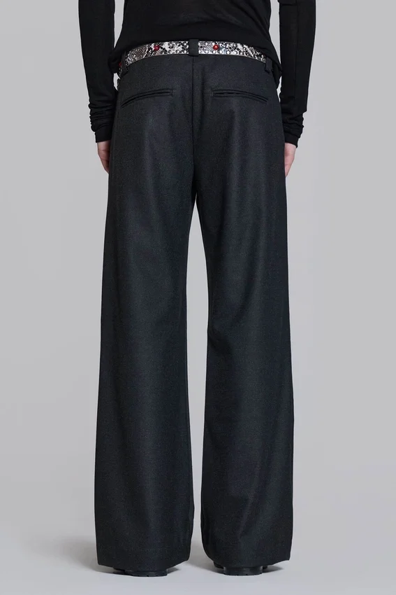 Pantalones de traje rectos con pliegues en gris carbón
